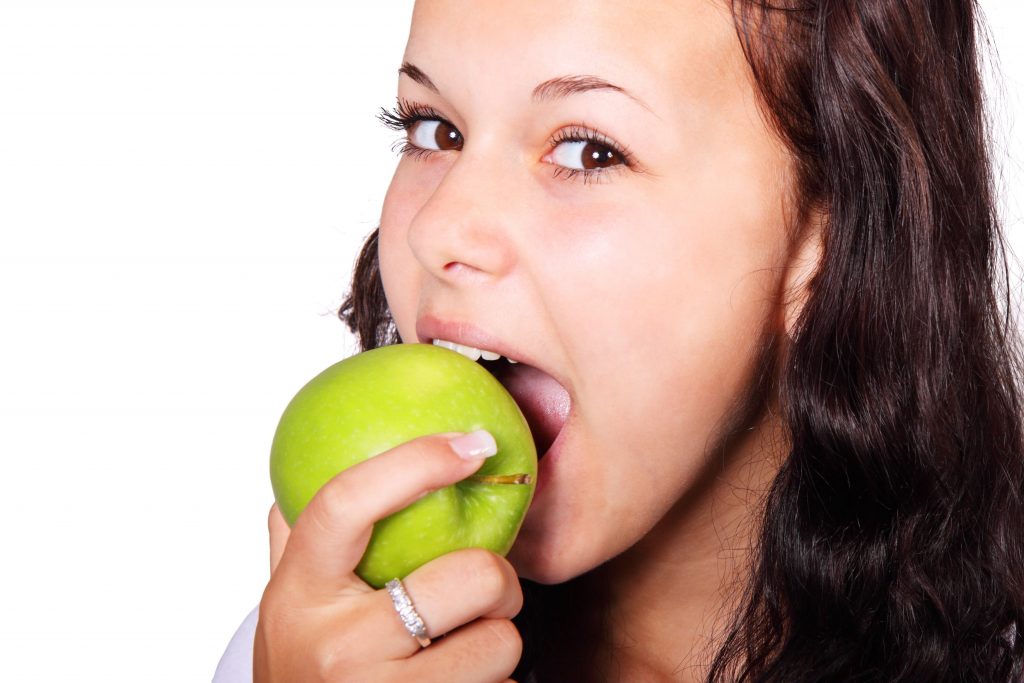 ALL NATURAL WAYS OF PREVENTING BACTERIA BUILD UP IN YOUR MOUTH-min