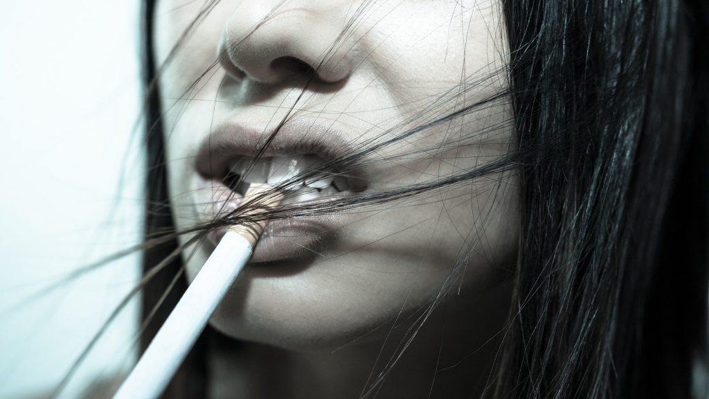 How tobacco use affect oral health-min